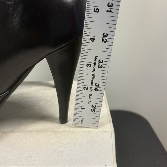 Vince Camuto
Women's Alessa Knee-High Zipper Boots, size 10, black NWOT Leather - Picture 9 of 13